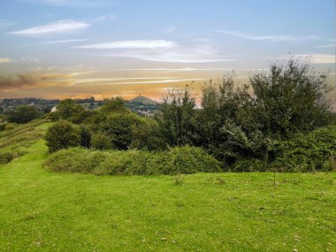 İngiltere 'nin güneyindeki çayırlar bulutlu bir günde