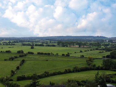 İngiltere 'nin güneyindeki çayırlar bulutlu bir günde