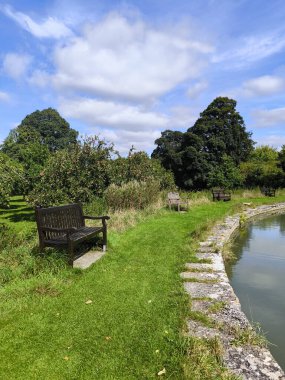 İngiltere 'nin güneyindeki Glastonbury Gölü bulutlu bir günde