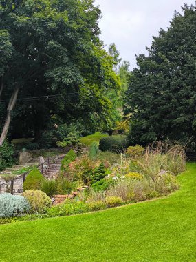 Bulutlu bir günde Glastonbury 'deki Kadeh Bahçesi' nde çiçekler