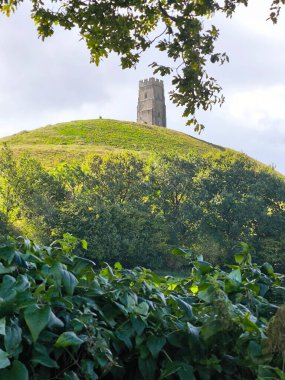 Bulutlu bir günde Glastonbury 'deki Ttor Kulesi