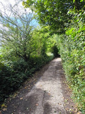 Güney İngiltere 'de Glastonbury' de manzara bulutlu bir günde