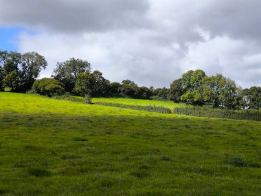Güney İngiltere 'de Glastonbury' de manzara bulutlu bir günde