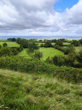 Güney İngiltere 'de Glastonbury' de manzara bulutlu bir günde