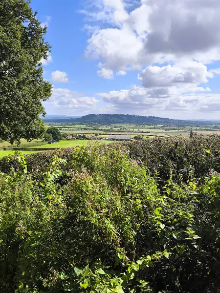 Güney İngiltere 'de Glastonbury' de manzara bulutlu bir günde