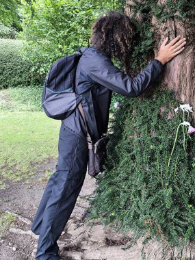 Glastonbury, Birleşik Krallık-Eylül, 9, 2024. Bulutlu bir günde Kadeh Kuyusu Bahçelerinde yürüyen hacılar. İngiltere 'nin güneyindeki Glastonbury' deki ağaçları ve çiçekleri görebilirsiniz..