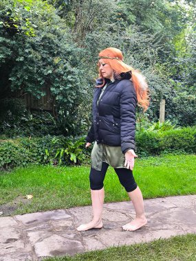 Glastonbury, Birleşik Krallık-Eylül, 9, 2024. Bulutlu bir günde Kadeh Kuyusu Bahçelerinde yürüyen hacılar. İngiltere 'nin güneyindeki Glastonbury' deki ağaçları ve çiçekleri görebilirsiniz..