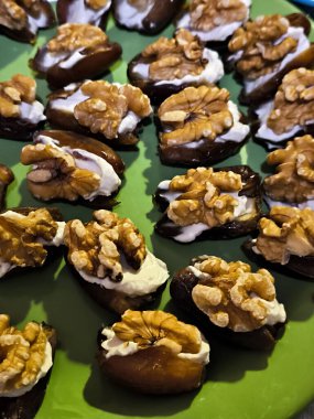 Dükkanda çeşitli kekler sergileniyor