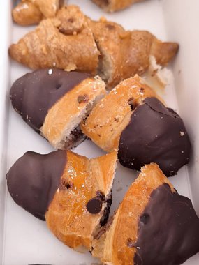 Dükkanda çeşitli kekler sergileniyor