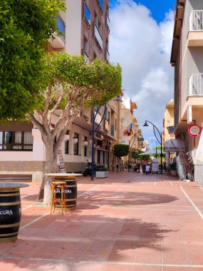 San Javier, İspanya-11 Haziran 2022 İspanya 'nın güneyinde yaz kasabası sokakları insanların yürüdüğünü ve köyün evlerini görebilirsiniz.