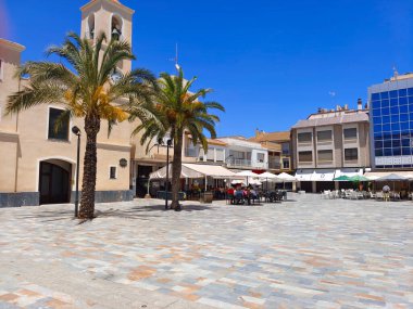 San Javier, İspanya-11 Haziran 2022 İspanya 'nın güneyinde yaz kasabası sokakları insanların yürüdüğünü ve köyün evlerini görebilirsiniz.