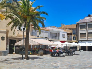 San Javier, İspanya-11 Haziran 2022 İspanya 'nın güneyinde yaz kasabası sokakları insanların yürüdüğünü ve köyün evlerini görebilirsiniz.