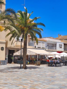 San Javier, İspanya-11 Haziran 2022 İspanya 'nın güneyinde yaz kasabası sokakları insanların yürüdüğünü ve köyün evlerini görebilirsiniz.