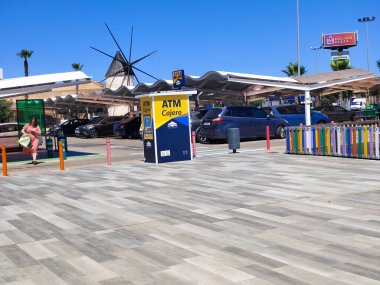 San Javier, İspanya-11 Haziran 2022 İspanya 'nın güneyinde yaz kasabası sokakları insanların yürüdüğünü ve köyün evlerini görebilirsiniz.