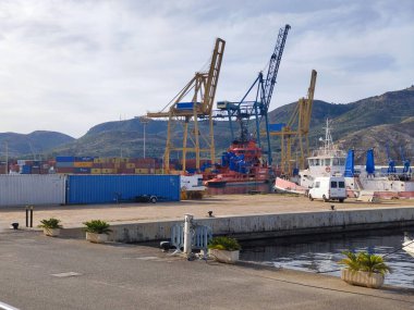 Cartagena, İspanya-13 Haziran 2022 - İspanya 'nın güneyindeki Cartagena Limanı güneşli bir günde. Rıhtımda gemiler ve okyanus gemilerini görebilirsiniz..