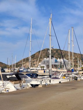 Cartagena, İspanya-13 Haziran 2022 - İspanya 'nın güneyindeki Cartagena Limanı güneşli bir günde. Rıhtımda gemiler ve okyanus gemilerini görebilirsiniz..