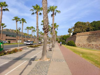 Cartagena, İspanya-13 Haziran 2022 - İspanya 'nın güneyindeki Kartagena sokakları güneşli bir günde. Öyle ki, o kavmi sahil tarafında (Mekke 'de) yürürken görürsün..