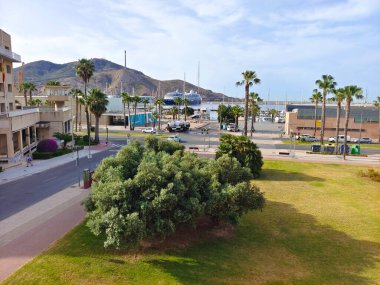 Cartagena, İspanya-13 Haziran 2022 - İspanya 'nın güneyindeki Kartagena sokakları güneşli bir günde. Kıyı şehrinde gezinen insanları ve tipik mimariyi görebilirsiniz..