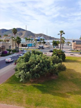 Cartagena, İspanya-13 Haziran 2022 - İspanya 'nın güneyindeki Kartagena sokakları güneşli bir günde. Kıyı şehrinde gezinen insanları ve tipik mimariyi görebilirsiniz..