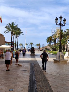 Cartagena, İspanya-13 Haziran 2022 - İspanya 'nın güneyindeki Kartagena sokakları güneşli bir günde. Öyle ki, o kavmi sahil tarafında (Mekke 'de) yürürken görürsün..