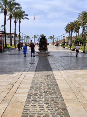 Cartagena, İspanya-13 Haziran 2022 - İspanya 'nın güneyindeki Kartagena sokakları güneşli bir günde. Öyle ki, o kavmi sahil tarafında (Mekke 'de) yürürken görürsün..
