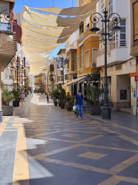 San Javier, İspanya-11 Haziran 2022 İspanya 'nın güneyinde yaz kasabası sokakları insanların yürüdüğünü ve köyün evlerini görebilirsiniz.