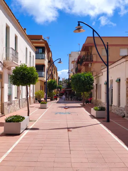 San Javier, İspanya-11 Haziran 2022 İspanya 'nın güneyinde yaz kasabası sokakları insanların yürüdüğünü ve köyün evlerini görebilirsiniz.