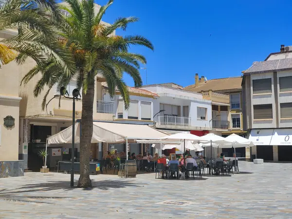 San Javier, İspanya-11 Haziran 2022 İspanya 'nın güneyinde yaz kasabası sokakları insanların yürüdüğünü ve köyün evlerini görebilirsiniz.