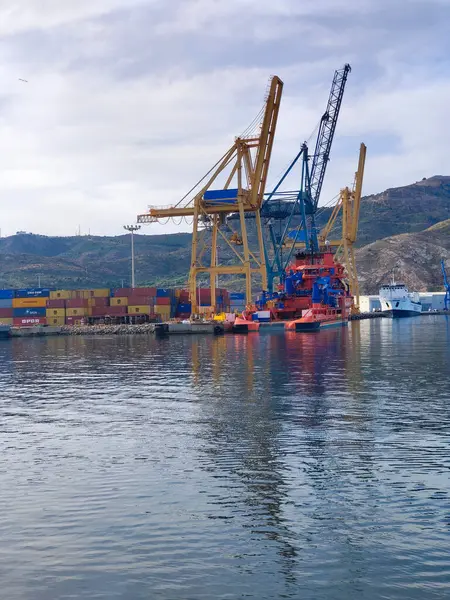 Cartagena, İspanya-13 Haziran 2022 - İspanya 'nın güneyindeki Cartagena Limanı güneşli bir günde. Rıhtımda gemiler ve okyanus gemilerini görebilirsiniz..