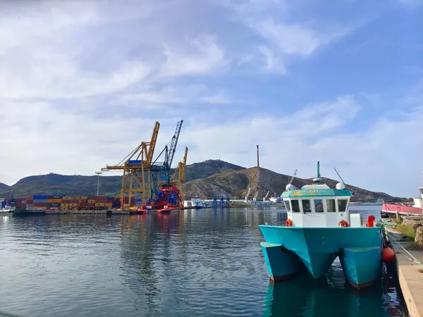Cartagena, İspanya-13 Haziran 2022 - İspanya 'nın güneyindeki Cartagena Limanı güneşli bir günde. Rıhtımda gemiler ve okyanus gemilerini görebilirsiniz..