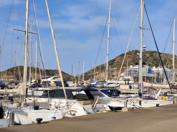 Cartagena, İspanya-13 Haziran 2022 - İspanya 'nın güneyindeki Cartagena Limanı güneşli bir günde. Rıhtımda gemiler ve okyanus gemilerini görebilirsiniz..