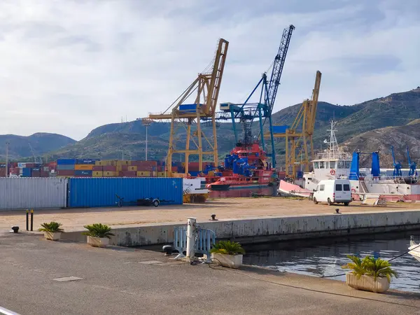 Cartagena, İspanya-13 Haziran 2022 - İspanya 'nın güneyindeki Cartagena Limanı güneşli bir günde. Rıhtımda gemiler ve okyanus gemilerini görebilirsiniz..