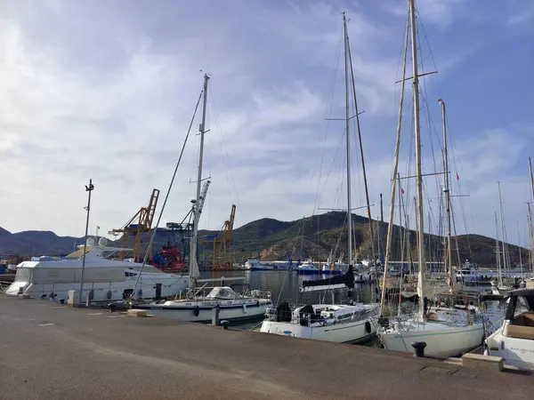 Cartagena, İspanya-13 Haziran 2022 - İspanya 'nın güneyindeki Cartagena Limanı güneşli bir günde. Rıhtımda gemiler ve okyanus gemilerini görebilirsiniz..