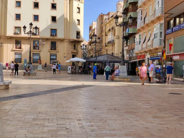 Cartagena, İspanya-13 Haziran 2022 - İspanya 'nın güneyindeki Kartagena sokakları güneşli bir günde. Kıyı şehrinde gezinen insanları ve tipik mimariyi görebilirsiniz..