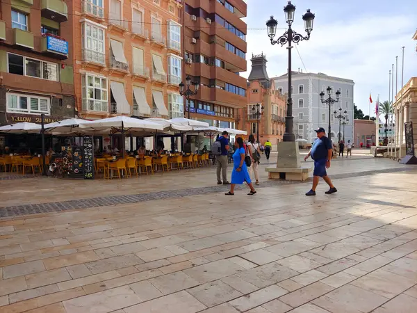 Cartagena, İspanya-13 Haziran 2022 - İspanya 'nın güneyindeki Kartagena sokakları güneşli bir günde. Kıyı şehrinde gezinen insanları ve tipik mimariyi görebilirsiniz..