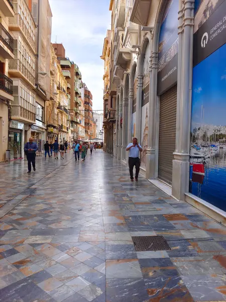 Cartagena, İspanya-13 Haziran 2022 - İspanya 'nın güneyindeki Kartagena sokakları güneşli bir günde. Kıyı şehrinde gezinen insanları ve tipik mimariyi görebilirsiniz..