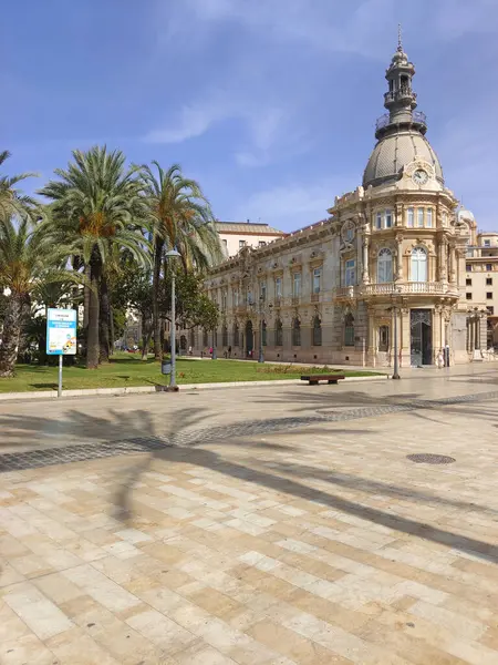 Cartagena, İspanya-13 Haziran 2022 - İspanya 'nın güneyindeki Kartagena sokakları güneşli bir günde. Kıyı şehrinde gezinen insanları ve tipik mimariyi görebilirsiniz..