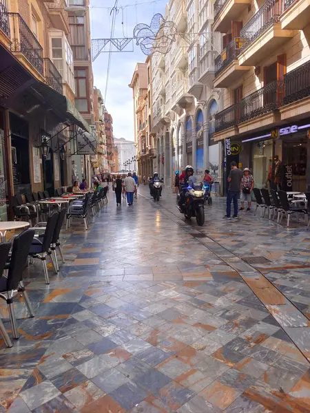 Cartagena, İspanya-13 Haziran 2022 - İspanya 'nın güneyindeki Kartagena sokakları güneşli bir günde. Kıyı şehrinde gezinen insanları ve tipik mimariyi görebilirsiniz..