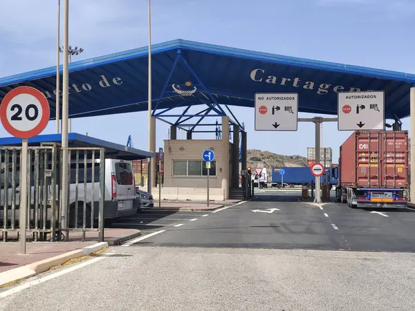 Cartagena, İspanya-13 Haziran 2022 - İspanya 'nın güneyindeki Cartagena Limanı güneşli bir günde. Rıhtımda gemiler ve okyanus gemilerini görebilirsiniz..