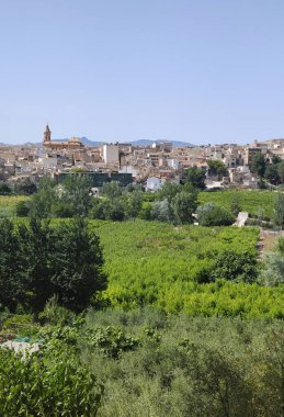 İspanya 'nın güneyindeki köy doğayla güneşli bir günde