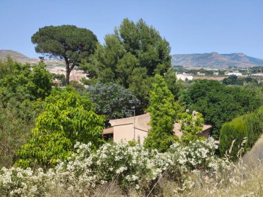 İspanya 'nın güneyindeki köy doğayla güneşli bir günde