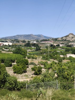 İspanya 'nın güneyindeki köy doğayla güneşli bir günde