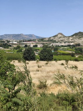 İspanya 'nın güneyindeki köy doğayla güneşli bir günde