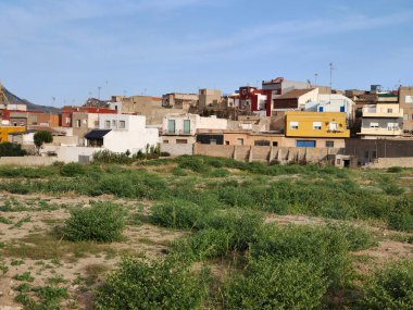 İspanya 'nın güneyindeki köy doğayla güneşli bir günde