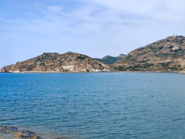 İspanya 'nın güneyindeki deniz kenarındaki dağlar güneşli bir günde