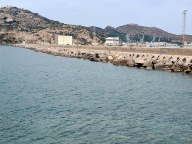 İspanya 'nın güneyindeki deniz kenarındaki dağlar güneşli bir günde