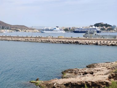 İspanya 'nın güneyindeki deniz kenarındaki dağlar güneşli bir günde