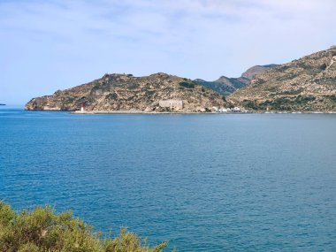 İspanya 'nın güneyindeki deniz kenarındaki dağlar güneşli bir günde