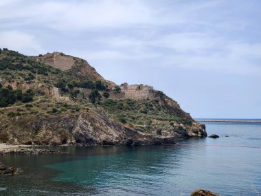 İspanya 'nın güneyindeki deniz kenarındaki dağlar güneşli bir günde