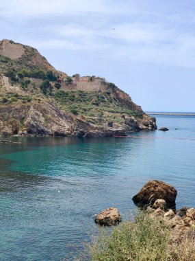 İspanya 'nın güneyindeki deniz kenarındaki dağlar güneşli bir günde